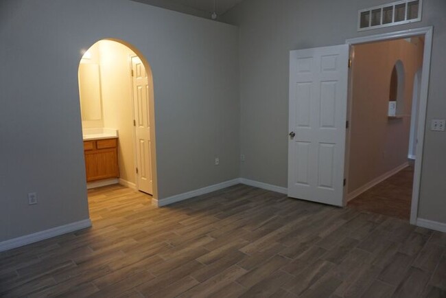 Building Photo - 3 Bedroom Home with Garage