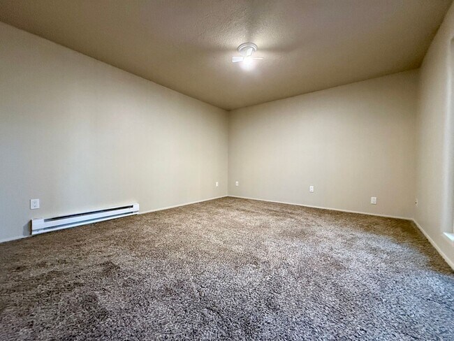 Building Photo - 3 Bed 2 Bath SW Beaverton Duplex — Available Now!