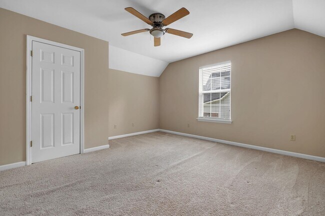 Building Photo - 848 Eagle View Dr