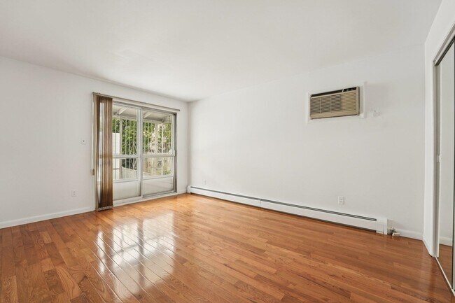 Building Photo - 529 38th St