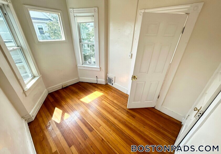 Building Photo - 74 Romsey St