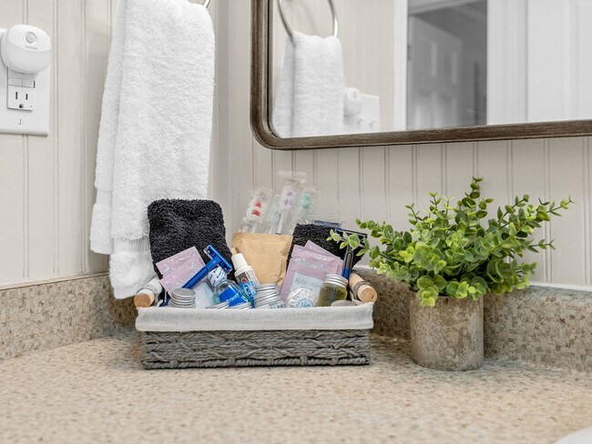 Building Photo - Immaculately Maintained 2 BR, 1 BA Short-Term Rental in Greer NO APPLICATION FEE if APPROVED