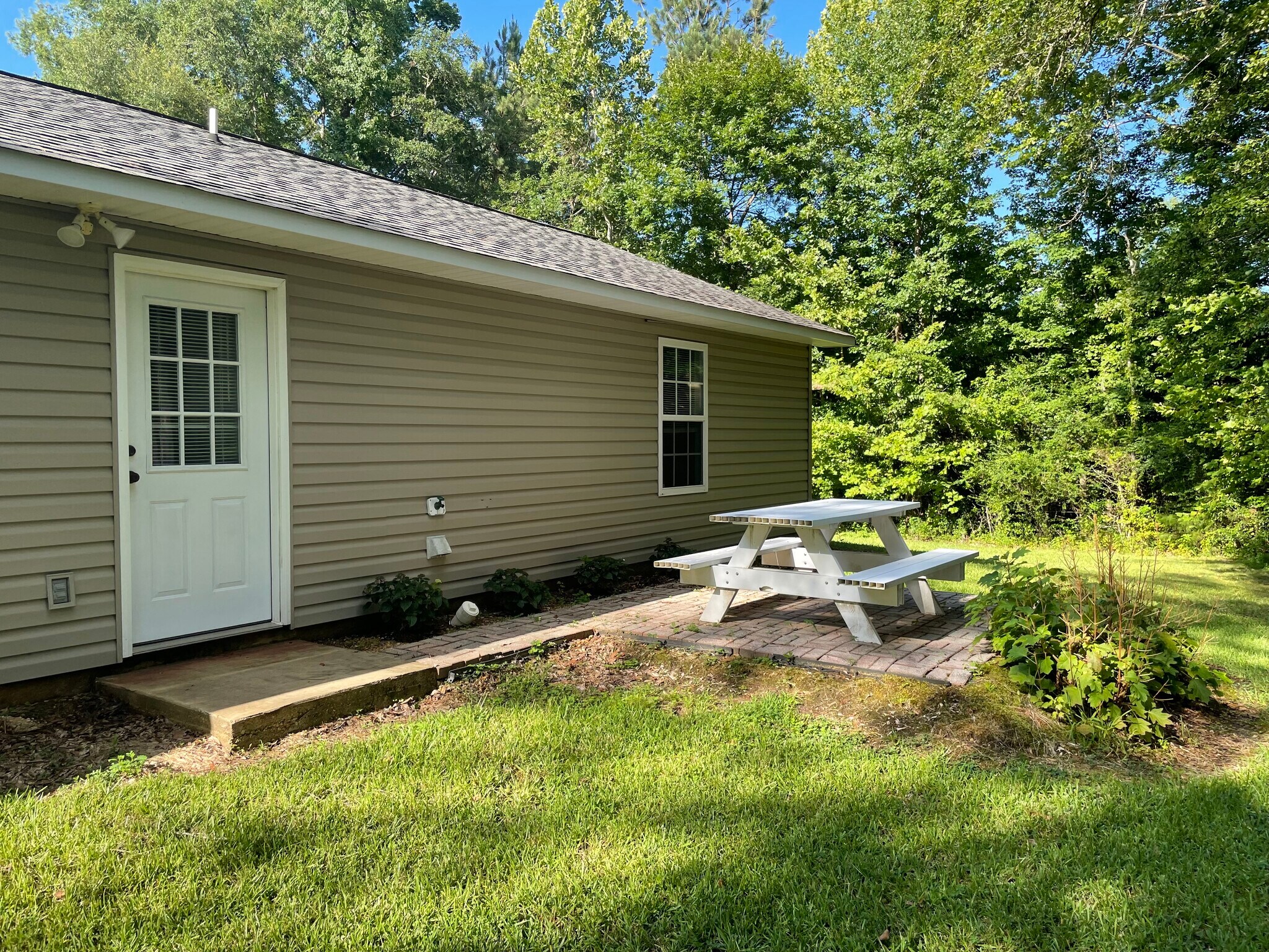Side patio with picnic table - 1030 Sun Creek Rd