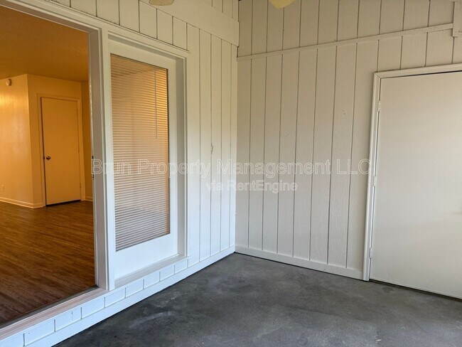 Building Photo - 10417 Victoria Dr