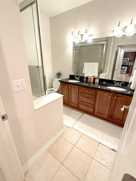 Building Photo - 2700 E Cherry Creek S Dr