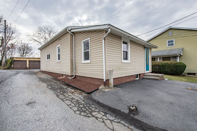 Building Photo - Adorable 3-Bedroom Ranch