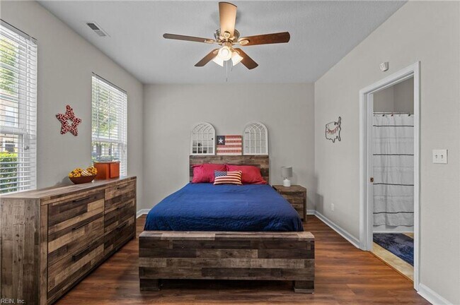 Building Photo - 3 Story Townhouse-style Condo Near Town Ce...