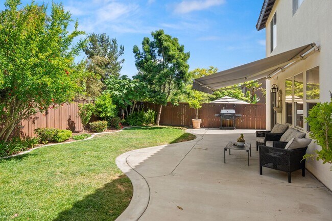 Building Photo - Gorgeous Eastlake Townhome!
