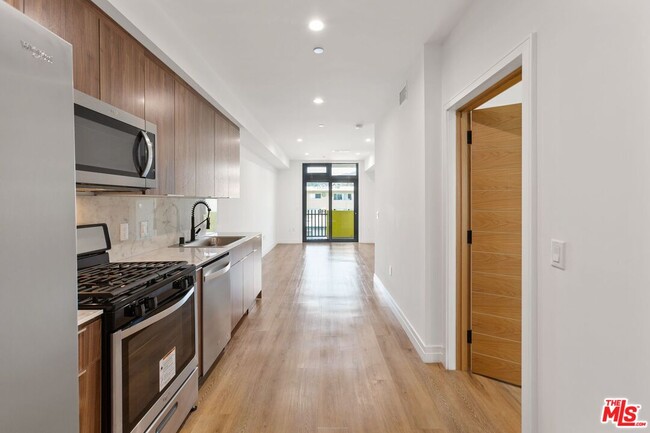 Building Photo - 1525 N Hobart Blvd