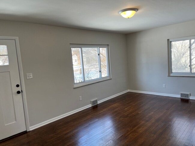 Building Photo - **BEAUTIFULLY REMODELED 3-BEDROOM/1.5 BATH HOUSE IN NORTH COLUMBUS!!**