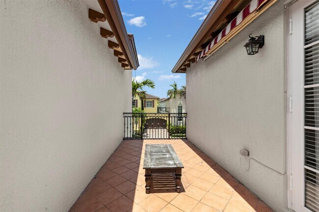 Building Photo - 105 Via Floresta Dr