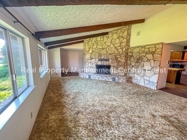 Building Photo - AVAILABLE OCTOBER - Large 4 Bedroom / 3 Ba...