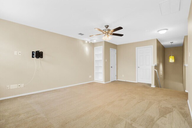 Building Photo - 157 Carmel Dr