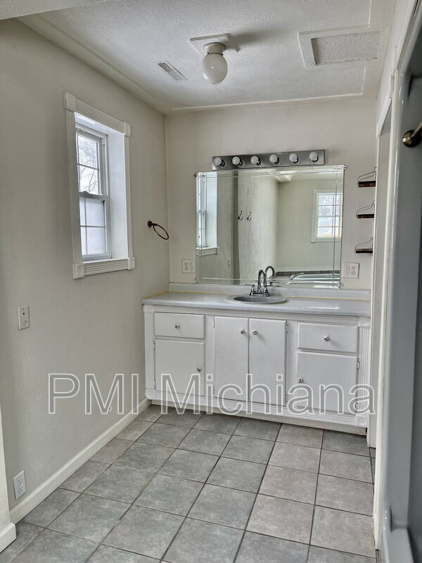 Building Photo - 19901 Oakdale Ave