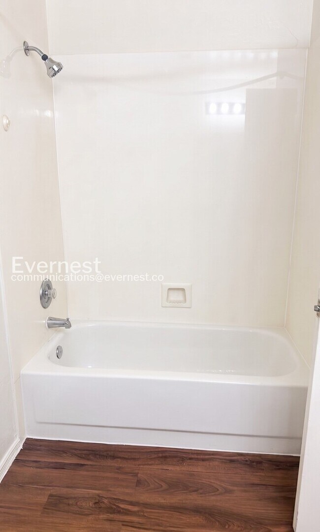 Building Photo - 4 Bed/2 Bath Home with Private Pool & 3-Car Garage / Vouchers Accepted / Available Now!