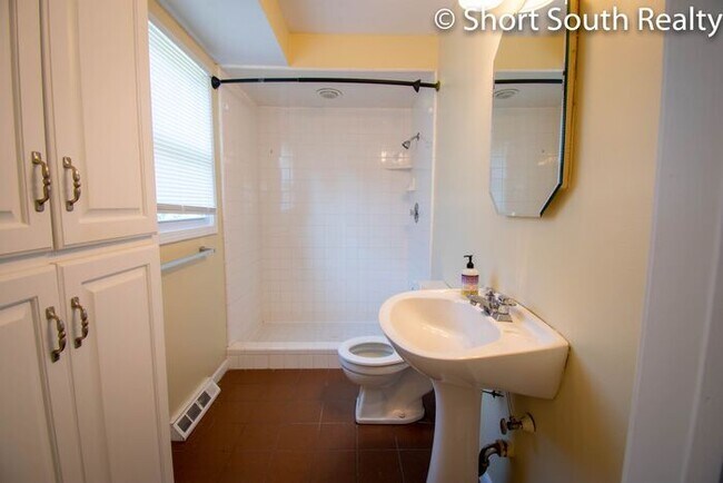 Building Photo - Rockford 4 bed 2.5 bath single family home.