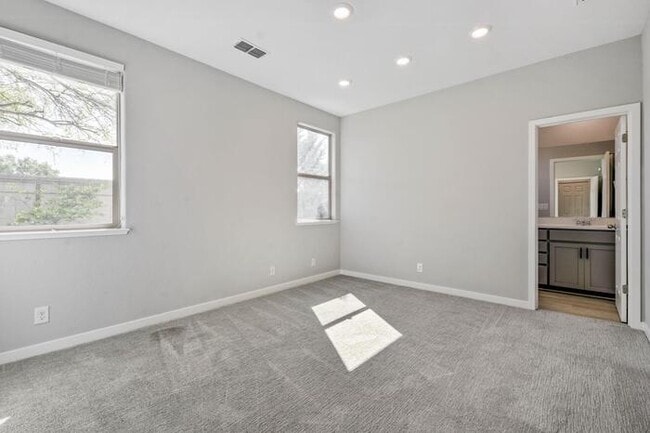 Building Photo - Beautiful Former Model Home For Rent! All the upgrades!