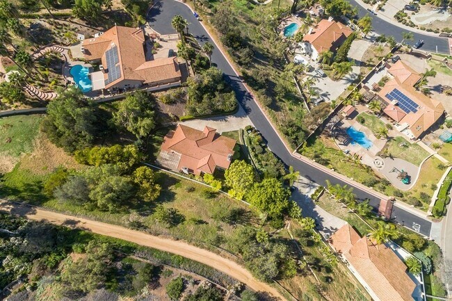 Building Photo - 4 Bedroom, 2.5 Bath House w/2 Garages on 1...
