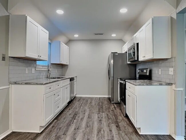 Building Photo - 748 James Cir