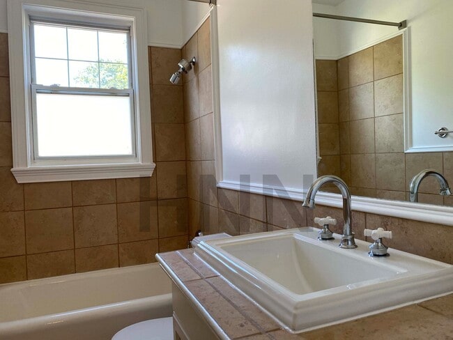 Building Photo - Charming 2/1 in Virginia Highlands!