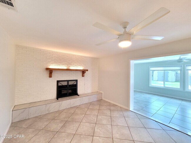 Building Photo - 325 Alexander Dr