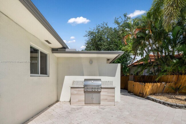 Building Photo - 12985 Ortega Ln
