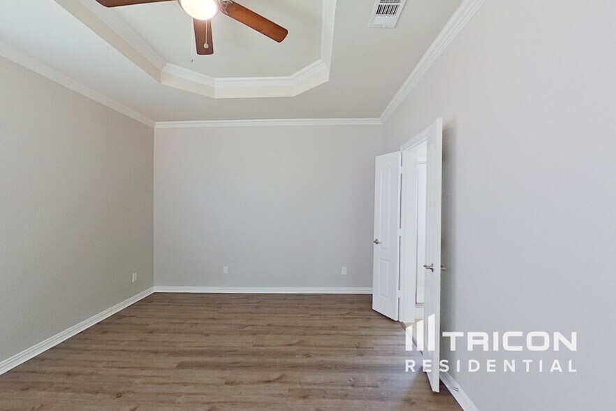 Building Photo - 15904 Alvarado Dr