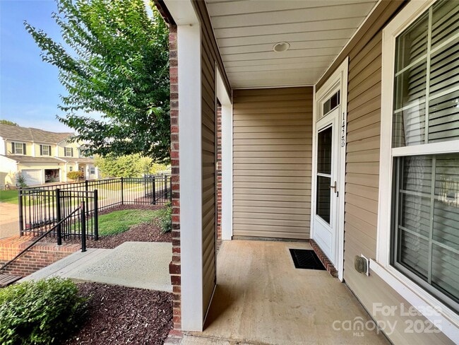Building Photo - 142 Silverspring Pl