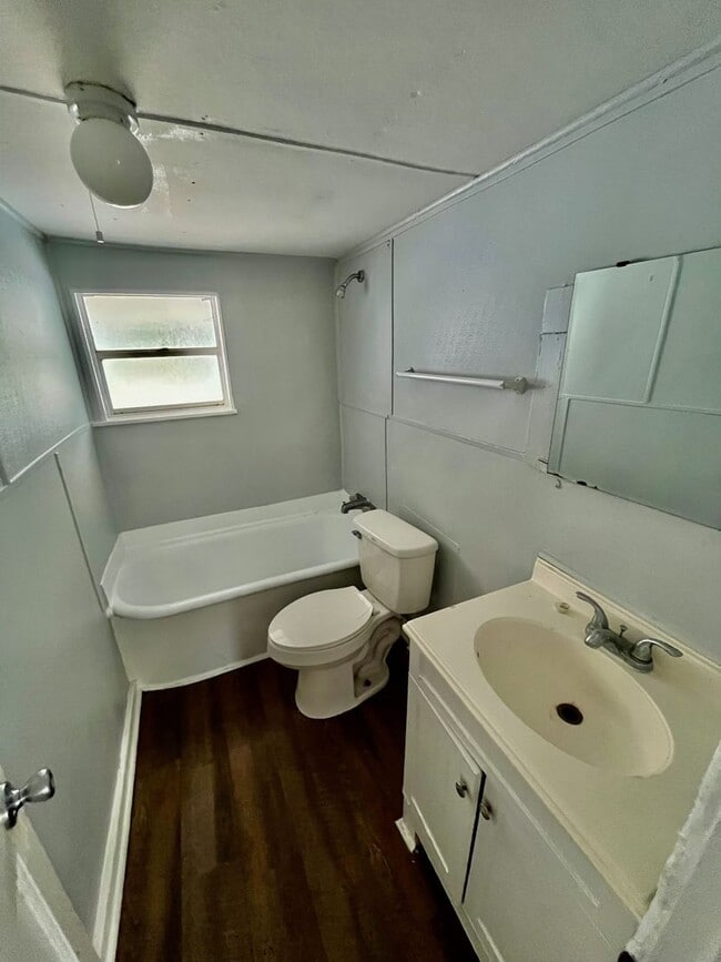 Building Photo - Cute 2BR Duplex in Zephyrhills