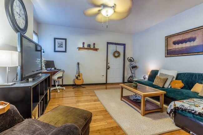 Building Photo - AVAILABLE AUGUST 2026 - Beautiful 2 bedroom Home on a Quiet Street!