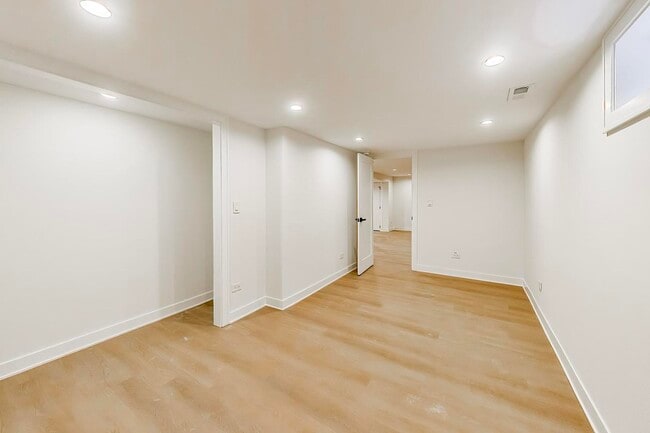 Building Photo - 5028 N Oneida Ave