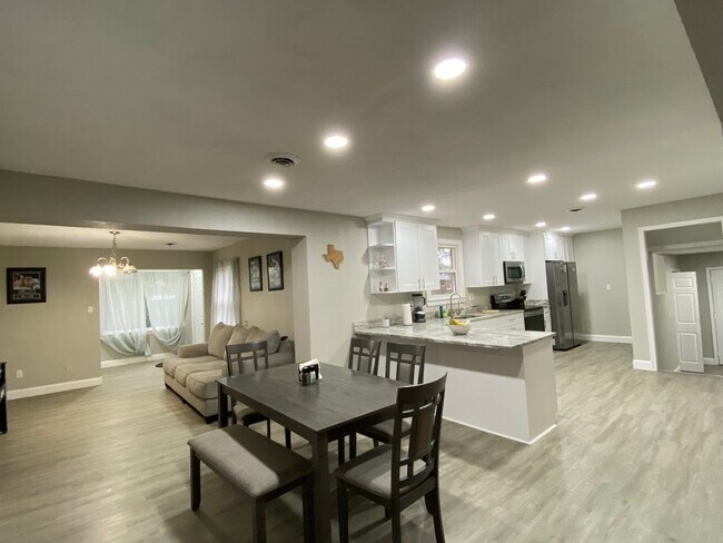 Building Photo - 6425 Sedgefield Dr
