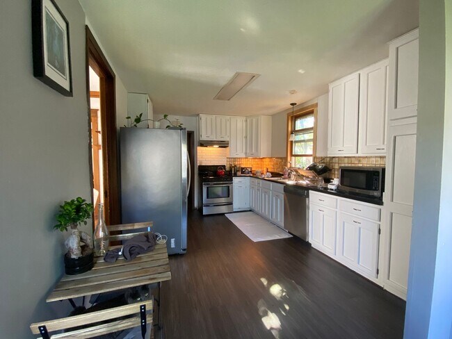 Building Photo - Beautiful Single-Family Home on a Quiet St...