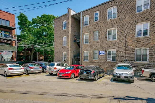Building Photo - 656 W Oakdale Ave