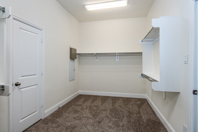 Building Photo - 21119 Bradford Grove Dr