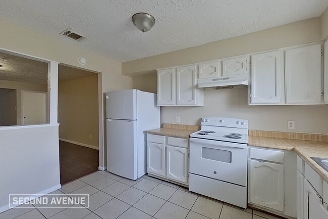 Building Photo - LIMITED TIME: $725 off second month’s rent...