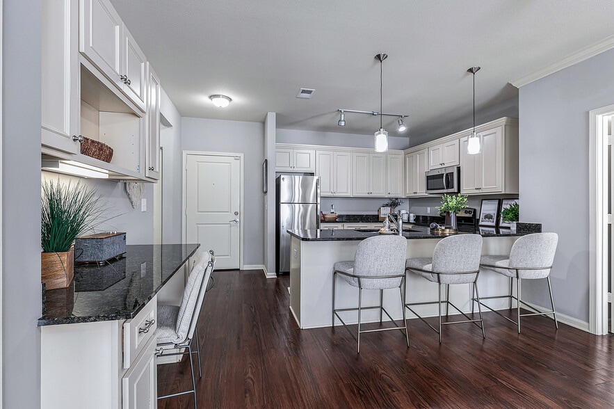 Building Photo - Village West