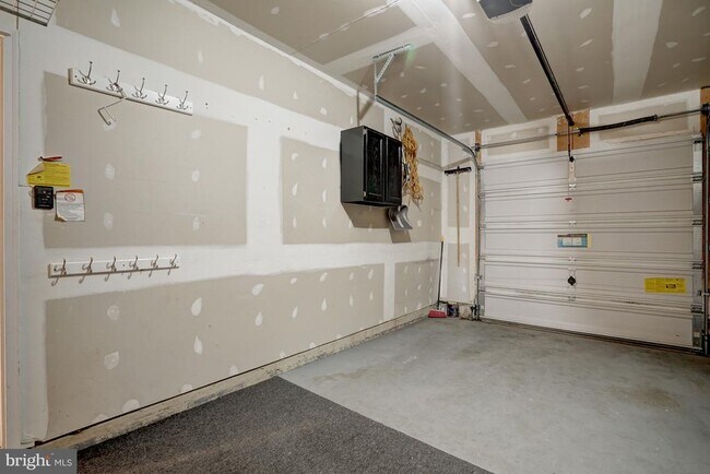 Building Photo - 6927 Rolling Creek Way