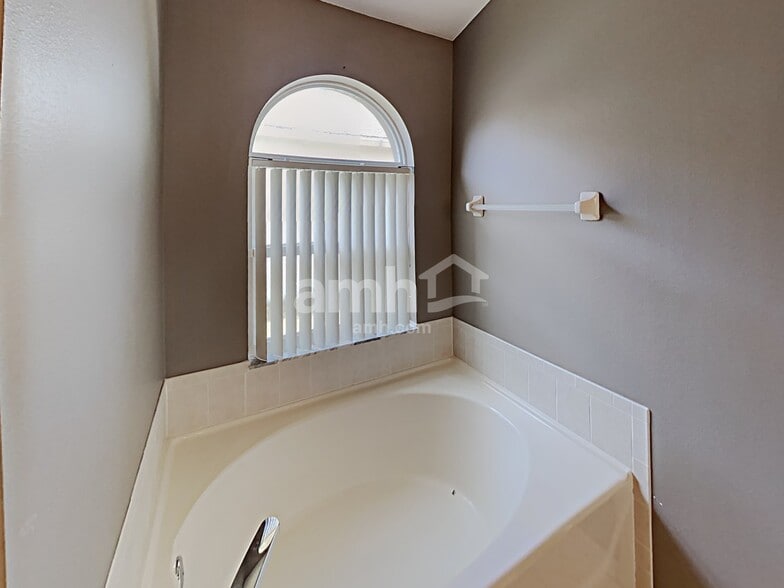 Building Photo - 22611 Roderick Dr