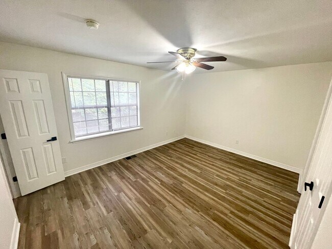 Building Photo - 2 Bed 1 Bath Townhome Available in NE Jack...