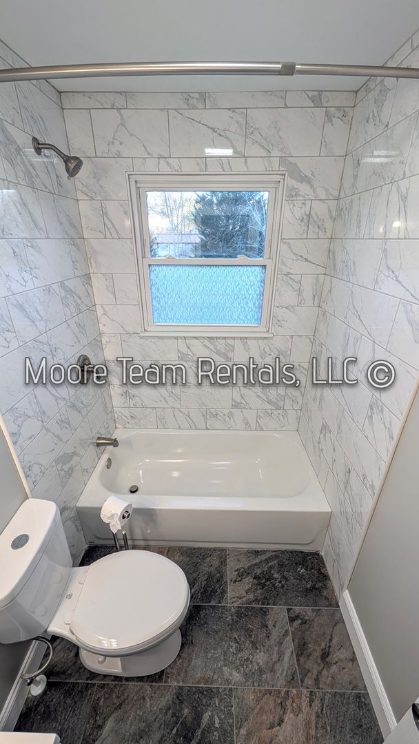 Building Photo - 906 White Pine Dr