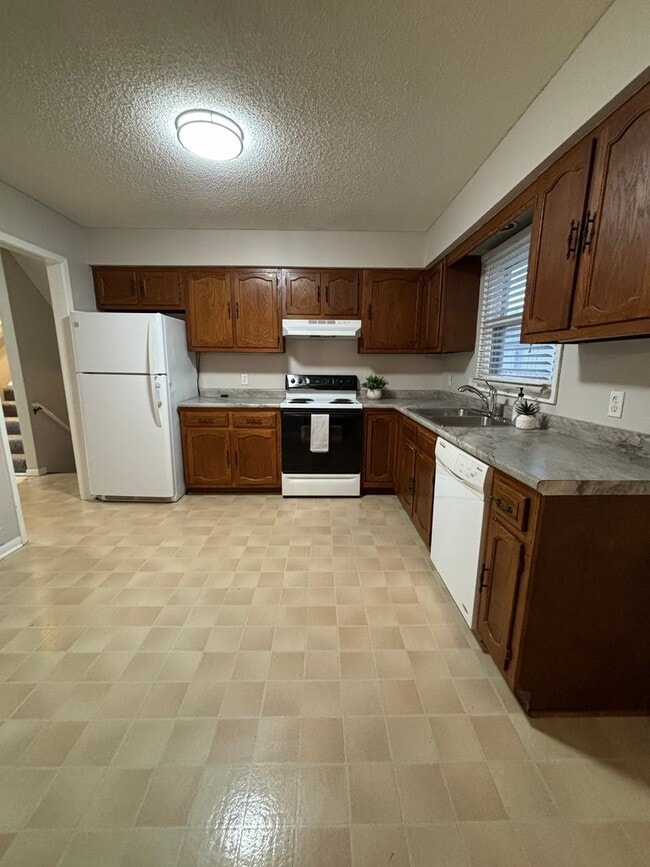 Building Photo - 2 Bedroom duplex in desirable Waterloo neighborhood!!