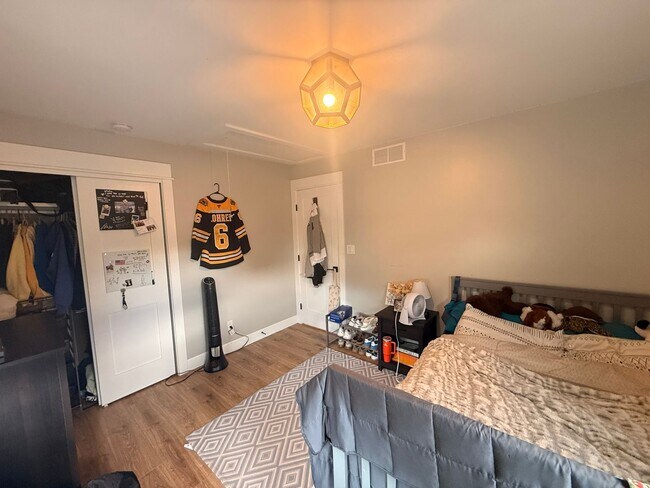 Building Photo - Spacious 4-Bedroom Home in the Heart of Edgewater