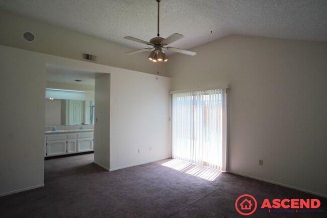Building Photo - Lovely Home In Southwest Bakersfield!