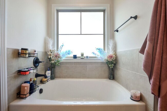 Building Photo - Pet Friendly Four Bedroom!