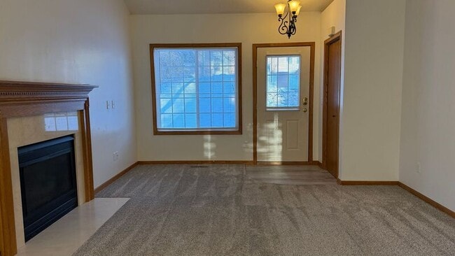 Building Photo - 2755 Ranchview Ln N