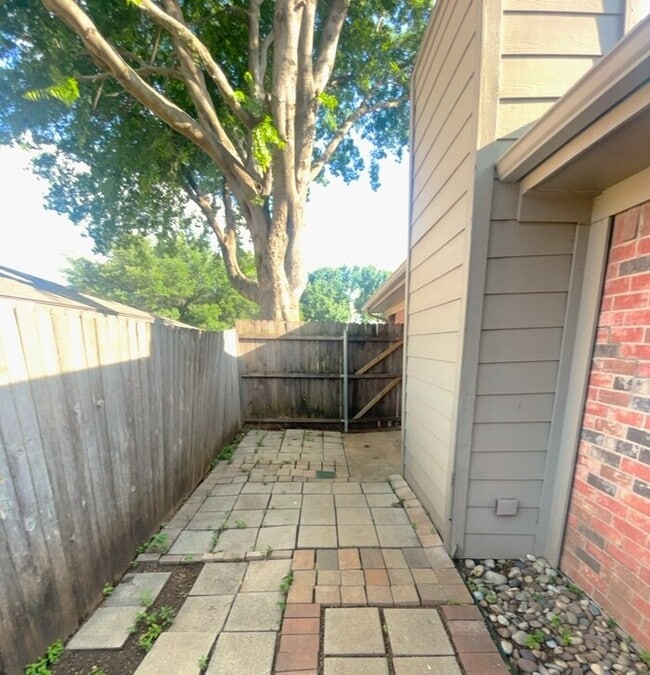 Building Photo - "The Perfect Pair: 2 Beds, 2 Baths, 2-Car Garage — Ready for You!"