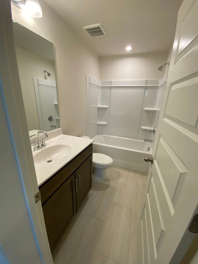 Building Photo - Brand New End Unit in Tulip Hills