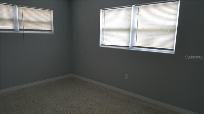 Building Photo - 5211 Hemlock Dr