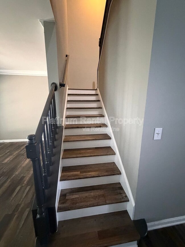 Building Photo - 250 Amal Dr SW